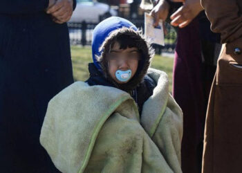“Una persona de blanco me alimentaba”: niño que pasó 4 días bajo escombros