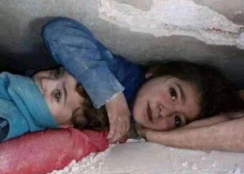 ¡Nena sostiene muro por 17 horas para que no aplaste a su hermanito en Siria!