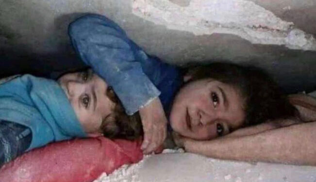 ¡Nena sostiene muro por 17 horas para que no aplaste a su hermanito en Siria!