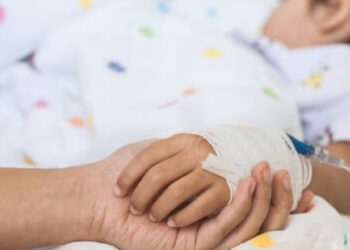 Por falta de higiene, extraen cientos de GUSANOS de la cabeza a niña