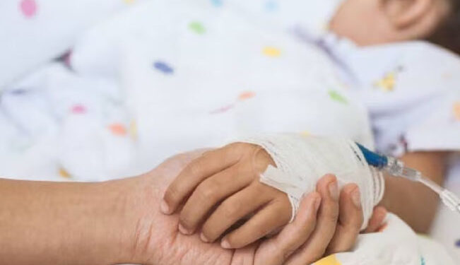 Por falta de higiene, extraen cientos de GUSANOS de la cabeza a niña