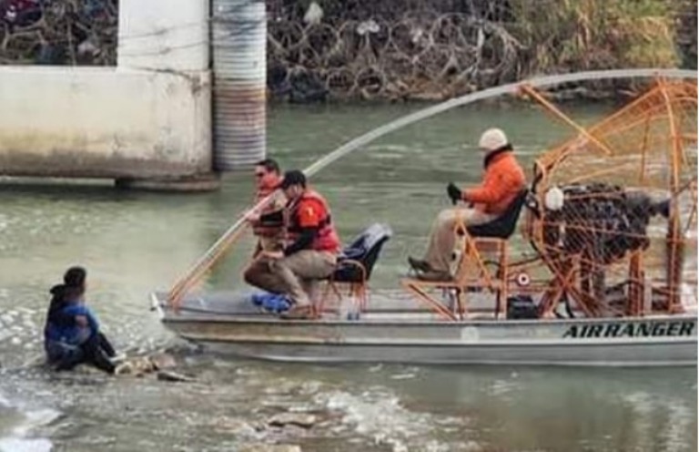 Madre y niño de 5 años casi se AHOGAN en el río Bravo; su esposo ...