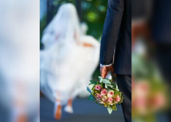 Descubre a su NOVIO siendo amamantado por su madre ¡el día de su BODA!
