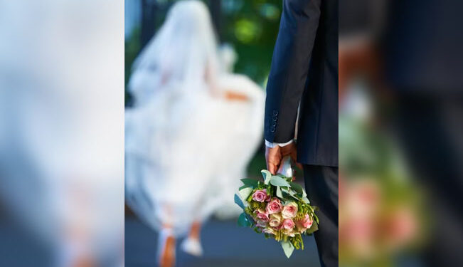 Descubre a su NOVIO siendo amamantado por su madre ¡el día de su BODA!