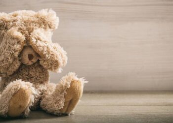 Niño de 6 años salva a su hermanita de ser asfixiada por su padrastro