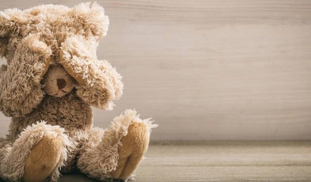 Niño de 6 años salva a su hermanita de ser asfixiada por su padrastro