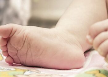 Dejan a BEBÉ de 1 añito golpeado en las puertas de clínica en Sonora