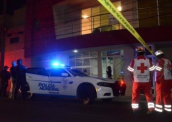 Tras intentar AHORCAR A su mamá, se lanza de 8º piso y MUERE