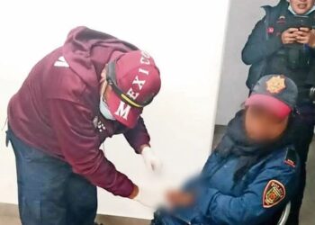 Policía fue al baño a hacer “pis”, pero su pistola hizo “¡PUM!” y resultó HERIDA