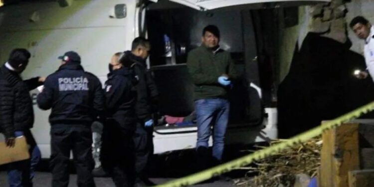 Anciano “paseaba” el CADÁVER de su esposa en una CARRETILLA en Tlaxcala