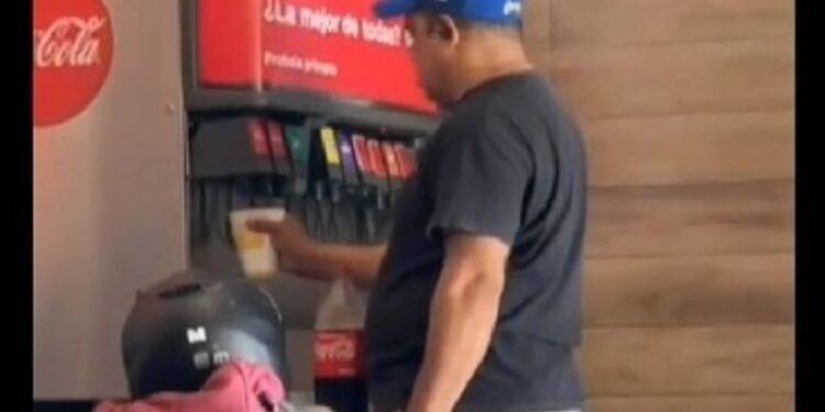 Video. ¡Aprovechando refill, desvergonzado rellena botella de 2 litros de refresco!
