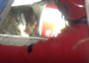 “Te compro un chocolate, pero no te duermas”: rescatistas a NIÑO atrapado en Turquía