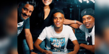 «De tal palo, tal astilla»: hijo de Ronaldinho firma con el Barcelona a los 17 años