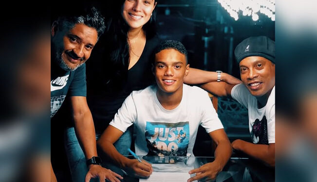 «De tal palo, tal astilla»: hijo de Ronaldinho firma con el Barcelona a los 17 años