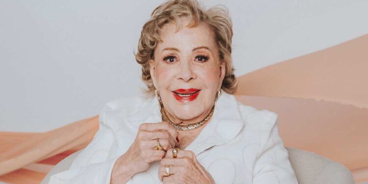 Silvia Pinal reaparece en público y fans insisten en que ¡ya no la expongan!
