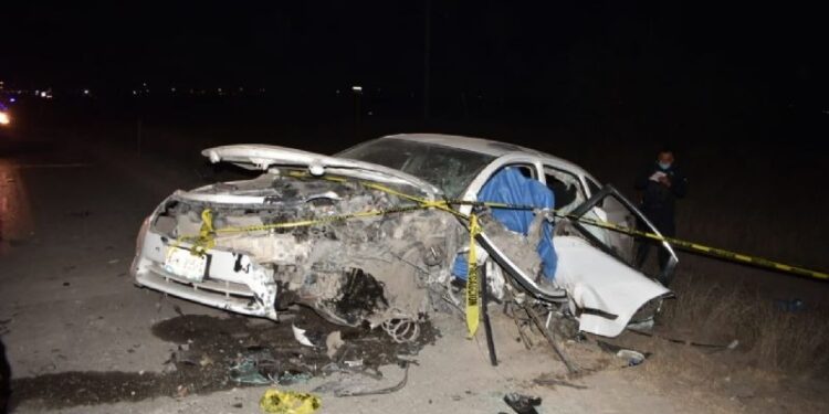 Tras causar accidente con 1 MUERTO, abandona a su familia herida en NLD