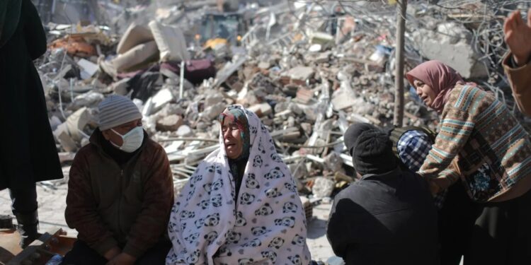Lágrimas no paran en Turquía y Siria: ya son más de 17 mil 500 muertos por terremoto