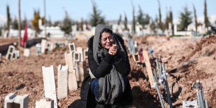 Turquía entre las sombras: suman más de 41 MUERTOS tras terremoto