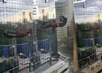Video. ¡De infarto!, fuertes vientos casi MATAN a limpiavidrios en las ALTURAS