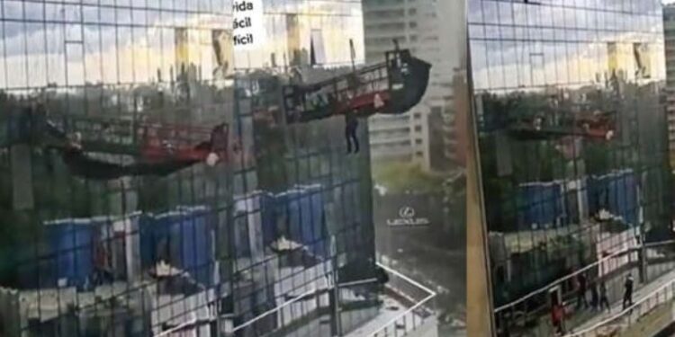 Video. ¡De infarto!, fuertes vientos casi MATAN a limpiavidrios en las ALTURAS