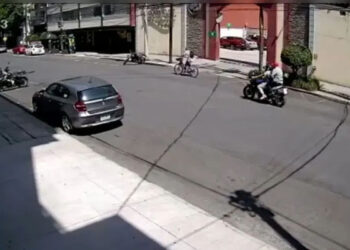 Video. Sujeto ASALTA y DISPARA a ciclista, pero mujer policía le da su merecido