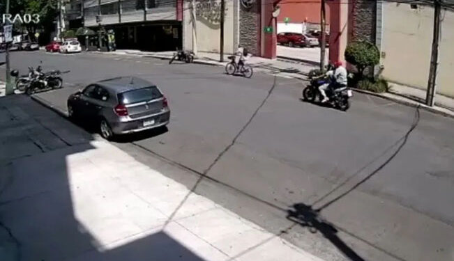 Video. Sujeto ASALTA y DISPARA a ciclista, pero mujer policía le da su merecido
