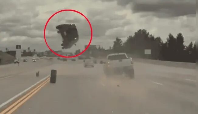 Video. ¡Burla a la muerte!, llanta se desprende, impacta auto y lo hace «volar»
