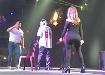 Video: ¡Enloquece de celos al ver a su esposa bailar en show de payaso «Brincos Dieras»!