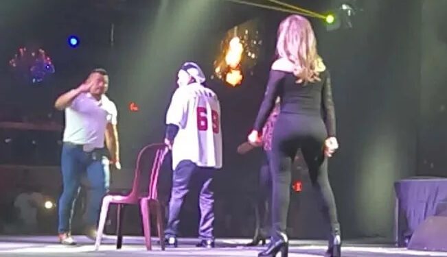 Video: ¡Enloquece de celos al ver a su esposa bailar en show de payaso «Brincos Dieras»!