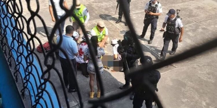 NIÑO se lanza de 2do piso en su escuela; le dijeron “no deberías de existir”