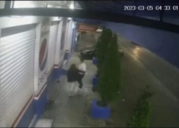 Video. ¡GOLPEA a su ESPOSA en la calle y héroes anónimos le dan una paliza!