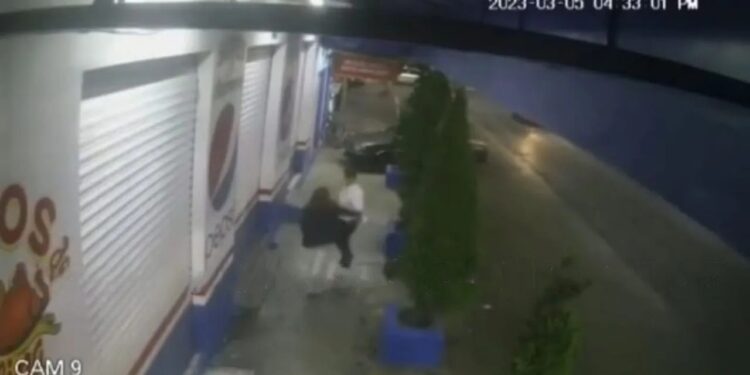 Video. ¡GOLPEA a su ESPOSA en la calle y héroes anónimos le dan una paliza!