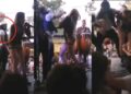 Video. Cantante de La Nueva Sonora sufre agresión sexual y golpes en el escenario