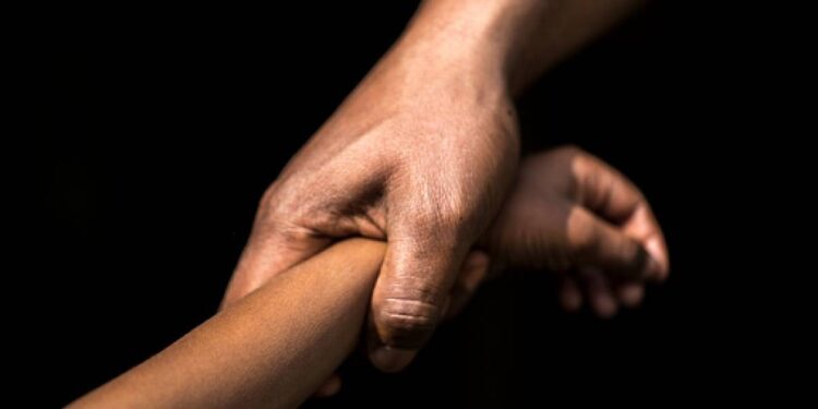Despiadado maestro abusa de niña de 6 años en la escuela