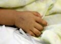 Madre GOLPEA salvajemente a su BEBÉ de 3 años y ¡lo MATA!