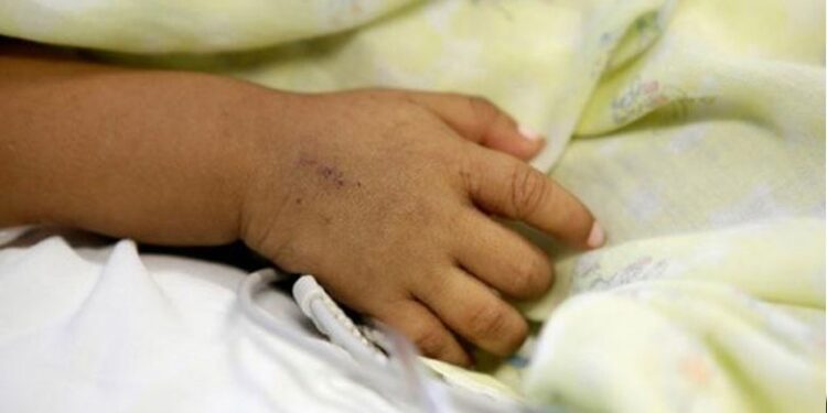 Madre GOLPEA salvajemente a su BEBÉ de 3 años y ¡lo MATA!