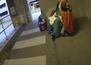 «No me siento bien»: hospital «corre» a paciente, se niega a irse, la arrestan y MUERE