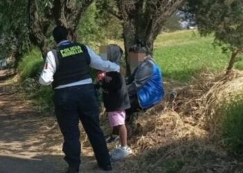 Juego cruel: venda los ojos de su hija para abandonarla; la niña esperó días