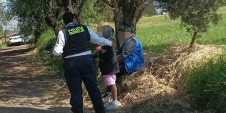 Juego cruel: venda los ojos de su hija para abandonarla; la niña esperó días