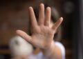 Niños de 6 y 9 años VIOLAN a su primita de 5 mientras los padres veían TV