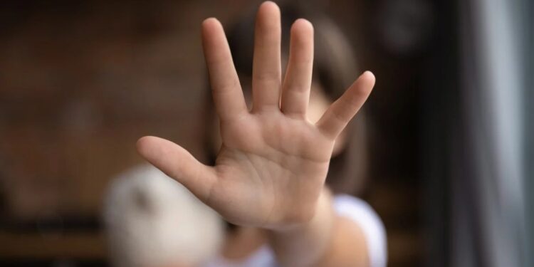Niños de 6 y 9 años VIOLAN a su primita de 5 mientras los padres veían TV