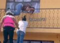 Padres enardecidos intentan LINCHAR a maestra por GOLPEAR a BEBÉ