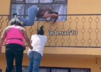 Padres enardecidos intentan LINCHAR a maestra por GOLPEAR a BEBÉ