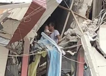 Video. Cuando todo cae, menos el amor: papá y bebé sobreviven a terremoto