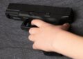 Niño jugó a las “pistolitas” con arma real y mata a su hermanito de 1 año