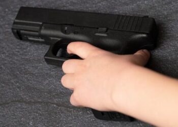 Niño jugó a las “pistolitas” con arma real y mata a su hermanito de 1 año