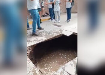 Video. Caen 5 adolescentes a agua con heces fecales al colapsar piso de escuela