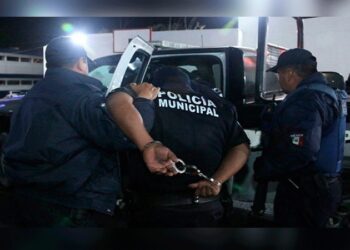 Oficiales detienen a JOVEN por no llevar casco y la VIOLAN “para no multarla”