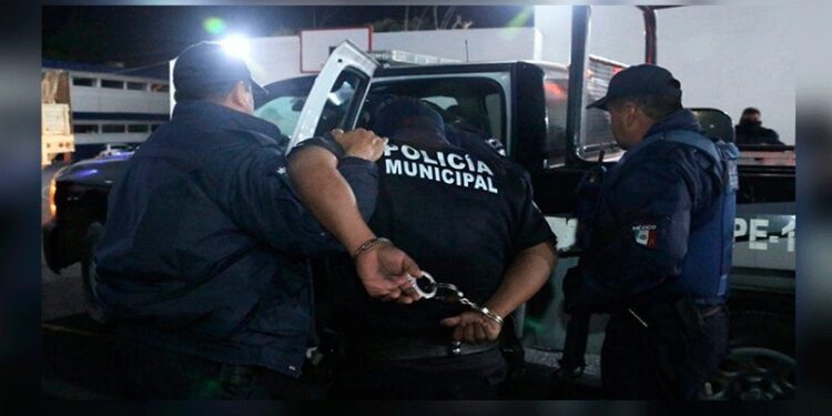 Oficiales detienen a JOVEN por no llevar casco y la VIOLAN “para no multarla”