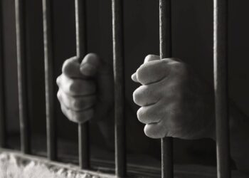 Tras ser asaltado, persigue, arrolla y mata a ladrón; lo acusan de homicidio